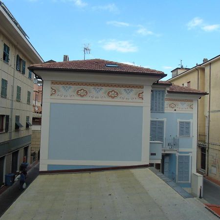 Appartamento Stella Marina In Pieno Centro Di Pietra Ligure Sulla Passeggiata E A Un Passo Dal Mare المظهر الخارجي الصورة